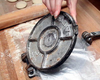 tortilla press pressing masa dough